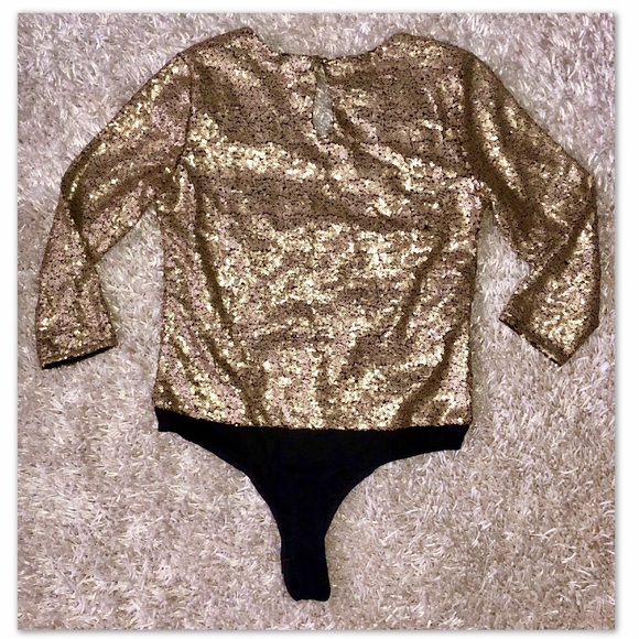 NEW YORK & COMPANY GOLD SEQUIN V NECK BODYSUIT - Picture 5 of 7